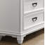 Charmante table de chevet rustique à 3 tiroirs pour les chambres élégantes, améliorant le rangement et l'esthétique.