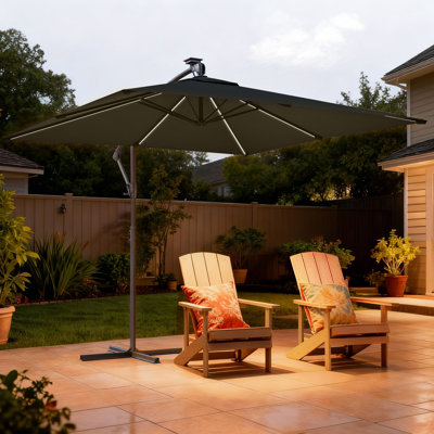 Parasol solaire d'extérieur de 8,2 pi avec 8 bandes lumineuses, verrou de sécurité et mât surélevé pour plus de stabilité
