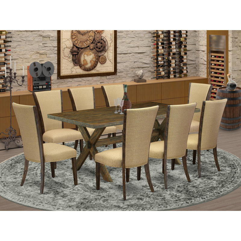 L'ensemble de mobilier de salle à manger 9 pièces comprend une table de salle à manger rectangulaire avec pieds en X et 8 chaises rembourrées en tissu brun, jacobin vieilli