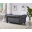 Causeuse classique Chesterfield idéale pour le salon, offrant confort et style avec un revêtement en similicuir
