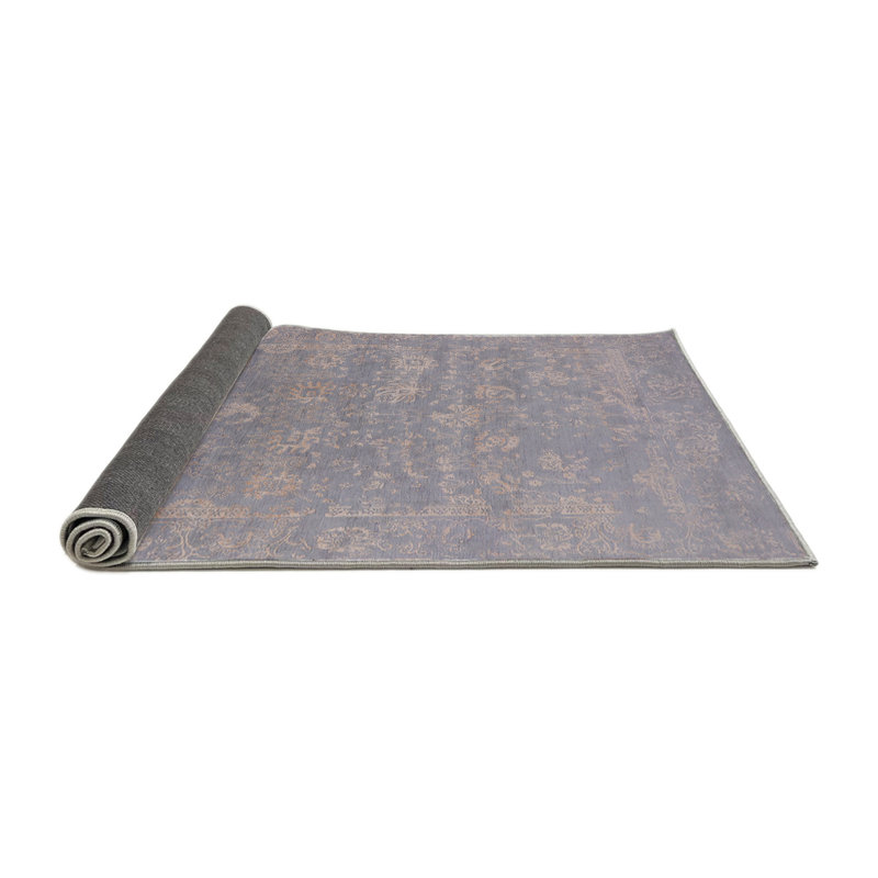 Tapis gris Laszlo, Rond 8 pi