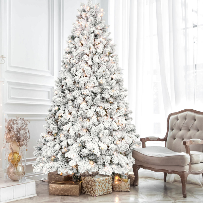 Arbre de Noël floqué avec lumières UL et pommes de pin naturelles - pointes en PVC enneigées, pointes, structure à charnières, support en métal stable, installation facile