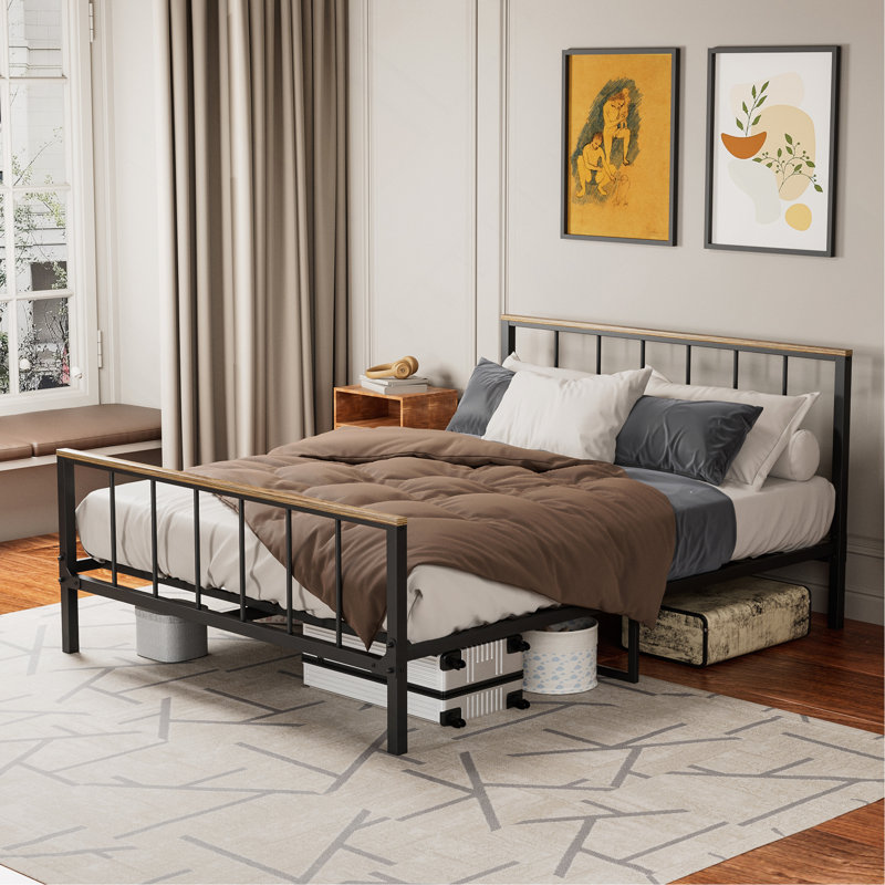 Lit plateforme robuste en métal avec tête et pied de lit, sans sommier, pour une expérience de sommeil paisible et élégante.