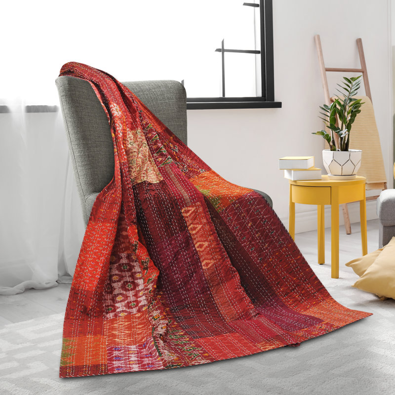 Jeté en mélange de soie Advika fait à la main Kantha, Rouge