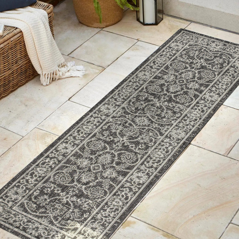 Tapis intérieur / extérieur noir / gris Mark tissé texturé vigne et bordure, Tapis de couloir 2 pi 2 po x 10 pi
