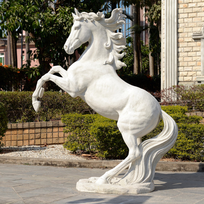 Statue de cheval géant