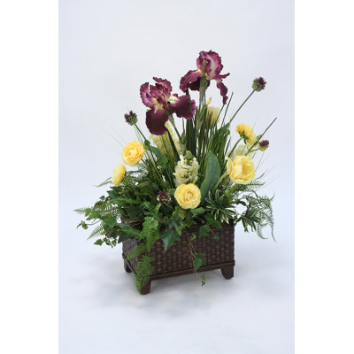 Arrangement de faux renoncules floraux dans un panier