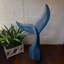 Sculpture de queue de baleine en bois bleu côtier, faite à la main, avec une finition blanchie à la chaux patinée, 63,5 cm de hauteur
