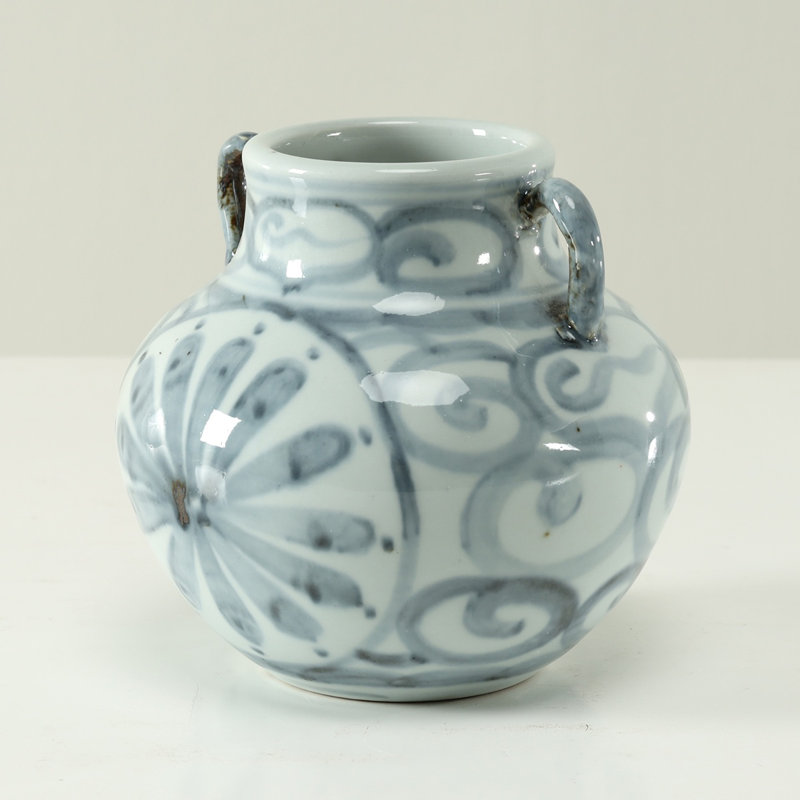 Environ 6 pouces dans un vase subtil bleu et blanc avec deux poignées décoratives