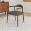 Chaise avec accoudoirs rembourrée en bois massif Charles