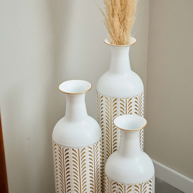 Ensemble de vases de sol modernes en métal avec un design cylindrique géométrique, un profil mince et haut, une texture en relief et une finition blanche élégante pour une décoration élégante.