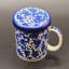 Tasse de poterie bleue avec couvercle / dessous de verre Red Barrel Studio®. Grande tasse à thé / café en céramique fabriquée à la main. 12 cm x 9 cm Idée de cadeau unique. Marque de décoration intérieure: Red Barrel Studio®