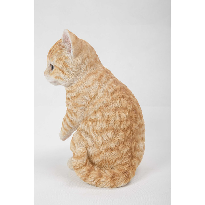 Statue tabby allongé chat playing
