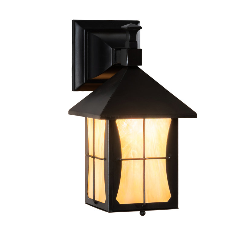 Lanterne murale d'extérieur noire Pelham Manor, H 11 po x l 8 po x P 7,5 po