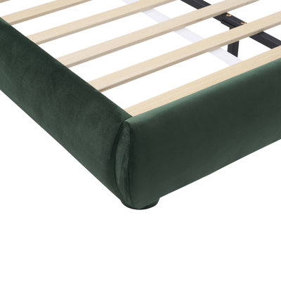 Lit moelleux en velours vert foncé: texture luxueuse légère, ajoutant une atmosphère haut de gamme à la chambre à coucher, très grand lit