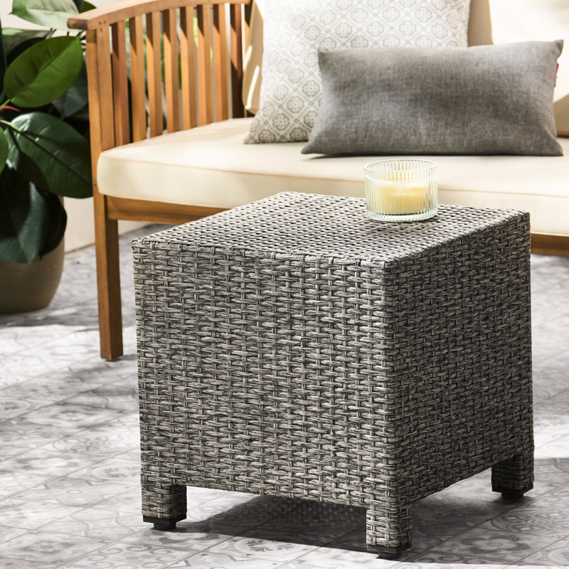 Table d'appoint cubique de 44,8 cm de profondeur, en PE noir et fer, élégante et sans assemblage, 45,7 x 45,7 x 45,7 cm. Montage facile et moderne.