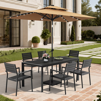 Ensemble de salle à manger en aluminium pour 6 personnes avec chaises empilables, parasol solaire à DEL et base lestée