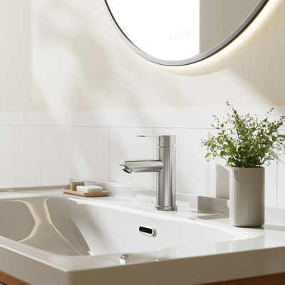 Single-Hole Bathroom Faucet with Drain Assembly