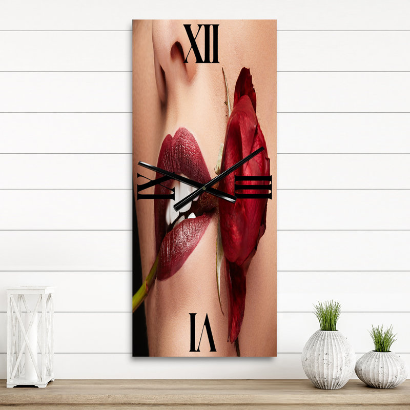 Horloge murale femme avec rouge à lèvres tenant une rose dans la bouche, Petit