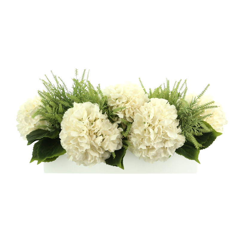 Hortensias ornés de pampas dans un pot