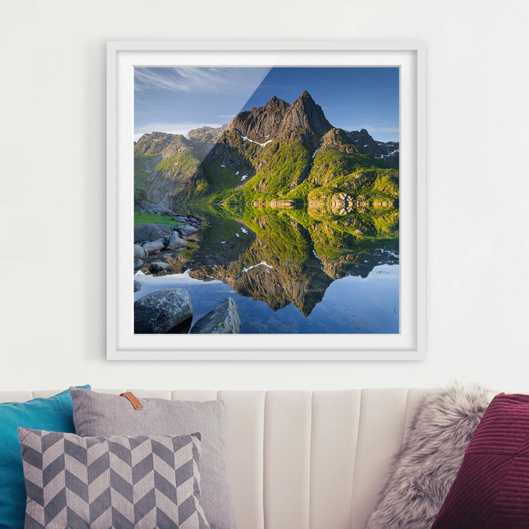 Gerahmtes Poster Berglandschaft mit Wasserspiegelung in Norwegen