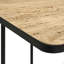 Table d'appoint en travertin et noir avec base inclinée, design moderne contrastant pour des intérieurs sophistiqués