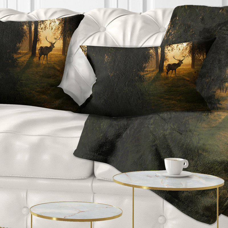 Deer au coucher du soleil dans la forêt profonde - Coussin décoratif imprimé forêt