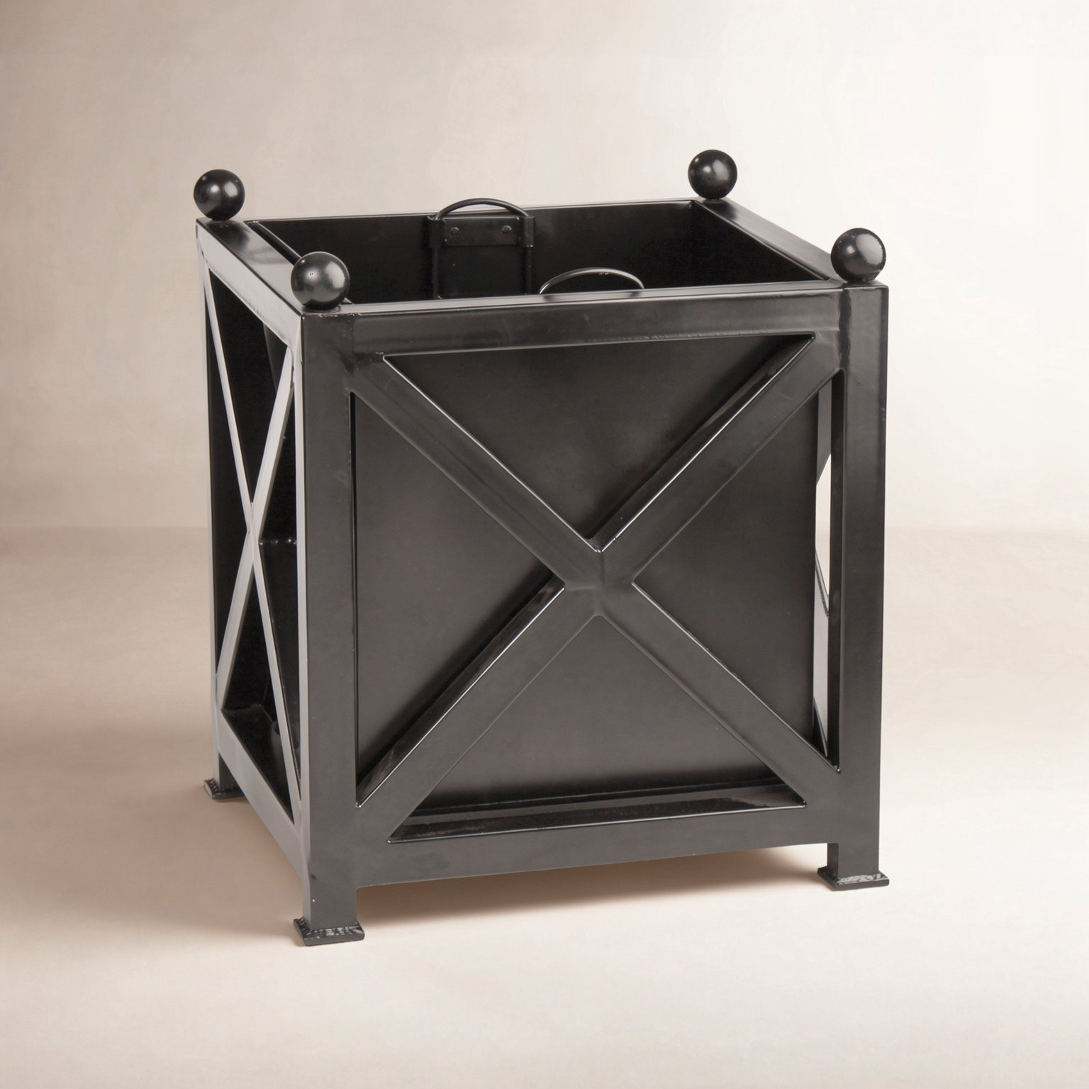 Tristan 20" Planter Box, Black