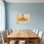 Lustre tendance en cristal avec lumières élégantes sur fond élégant