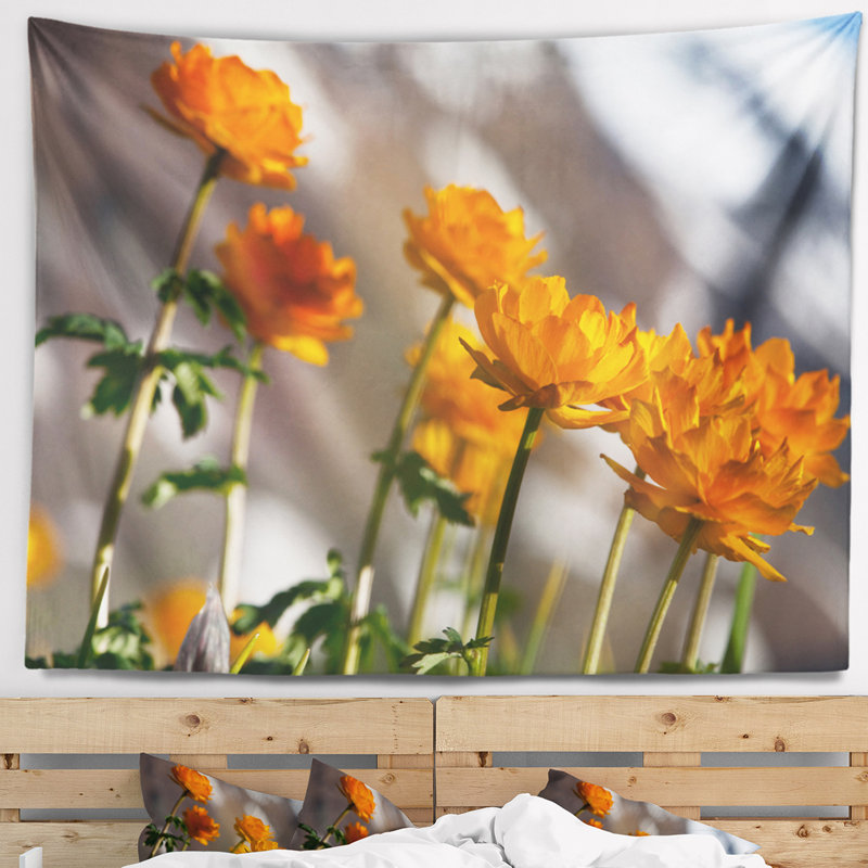 Jolie tapisserie à petites fleurs jaunes, H 50 po x l 60 po