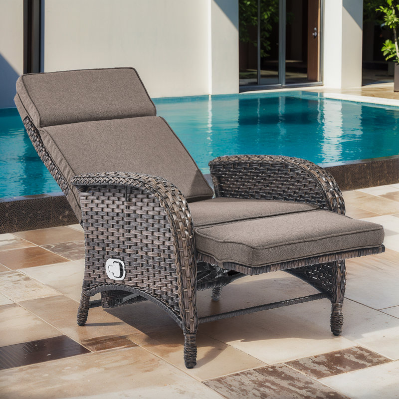 Chaise longue inclinable d'extérieur en osier de 60 po avec coussin Gaetanino, Gris