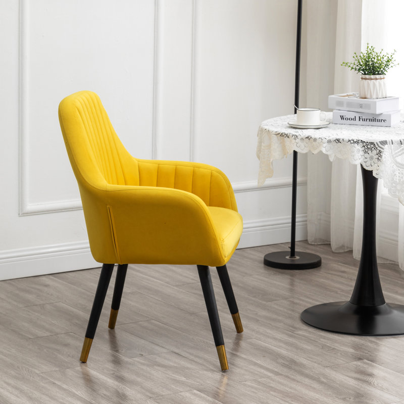 Chaise d'appoint contemporaine en tissu d'ameublement en velours jaune avec rembourrage très épais et pieds en bois de hêtre massif avec finition noire et dorée l 25,5 po x P 22,5 po