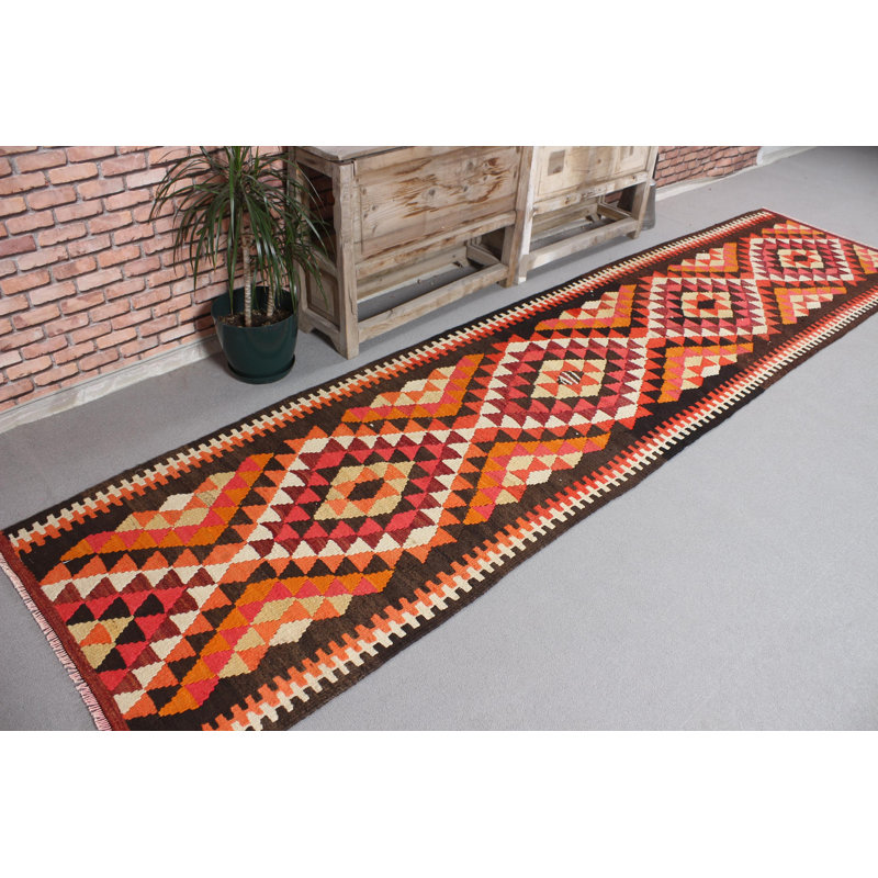 Tapis d'inspiration turque noir rétro Oushak avec des tons neutres, idéal pour les longs couloirs