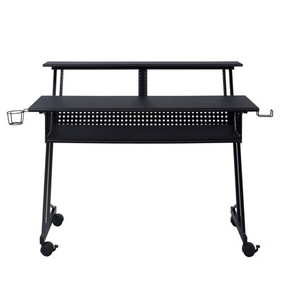 Bureau de studio d'enregistrement de musique avec plateau à clavier