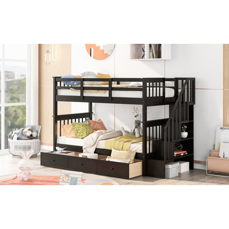 Lit superposé à escalier Twintwin -. Cadre en bois massif. Trois tiroirs pour un rangement supplémentaire. Maximise l'espace dans la chambre à coucher ou le dortoir. Polyvalent, il peut être divisé en deux lits. Coffre-fort avec garde-corps complet. No Spring Box