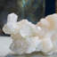 Vert apophyllite sur stilbite sur calcédoine