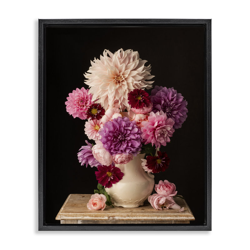 «Full Dahlias Bouquet Floater» par Leah McLean, Cadre flottant noir de jais, H 21 po x l 17 po