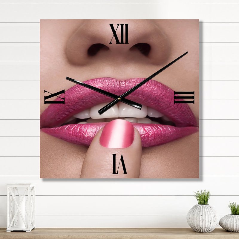 Horloge murale femme avec un doigt sur la bouche, Moyen