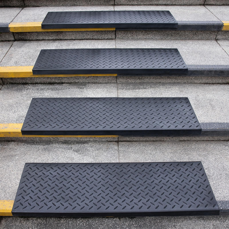 Tapis d'escalier en caoutchouc antidérapant pour marche en bois de 29,69 po x 9,85 po, paquet de 5, avec marchepied en bois pour marches en béton, noir