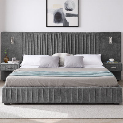 Très grand cadre de lit tapissier très grand avec tissu en chenille et motif plissé, lit plateforme avec tête de lit intégrée, tables de chevet intégrées et lampes réglables