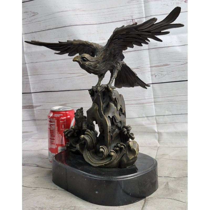 Aigle atterrissant sur des vagues, eau, bronze, statue en métal, sculpture, figurine décorée
