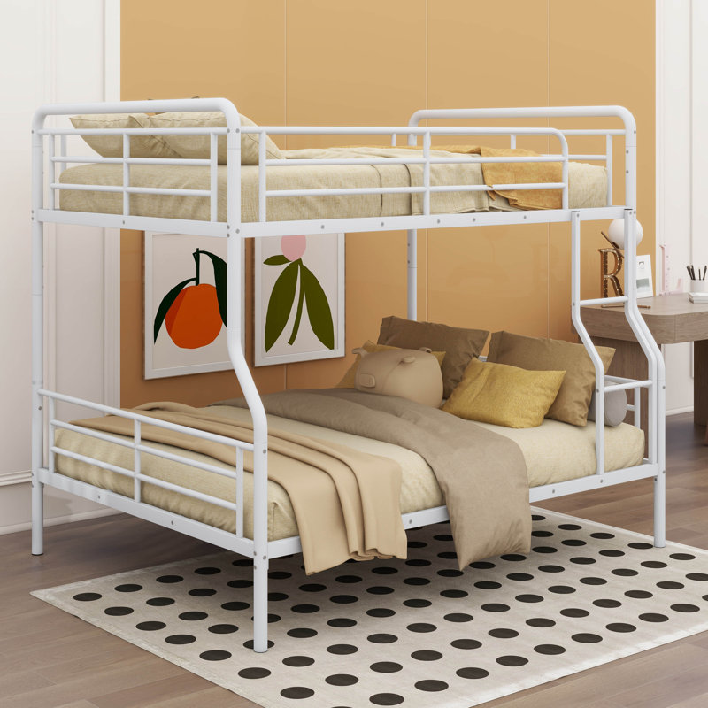 Un lit superposé en métal qui comprend un lit double de taille XL sur un niveau et un grand lit de l'autre, Blanc