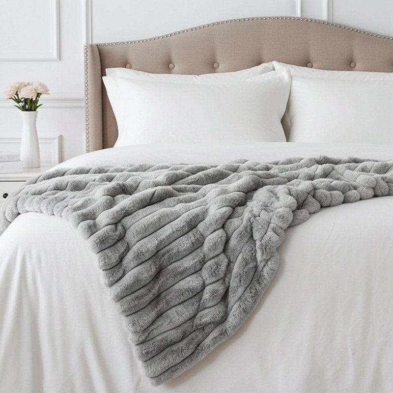 Jeté en fausse fourrure Plutus Luxe, L 120 po x l 114 po, Marron foncé