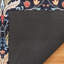 Tapis d'intérieur multicolore à motif floral lavable à la machine Rayna Verner-102344678