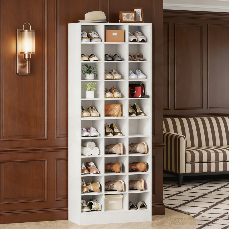 Armoire en bois à 10 niveaux avec 30 casiers Trera pour une organisation de grande capacité, peu encombrante et un décor moderne.