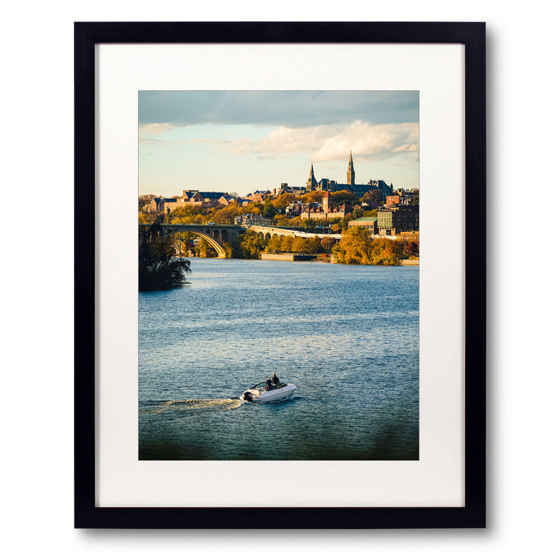 «Boat and Georgetown» par Leo Ang - peinture encadrée, 32" H x 24" W