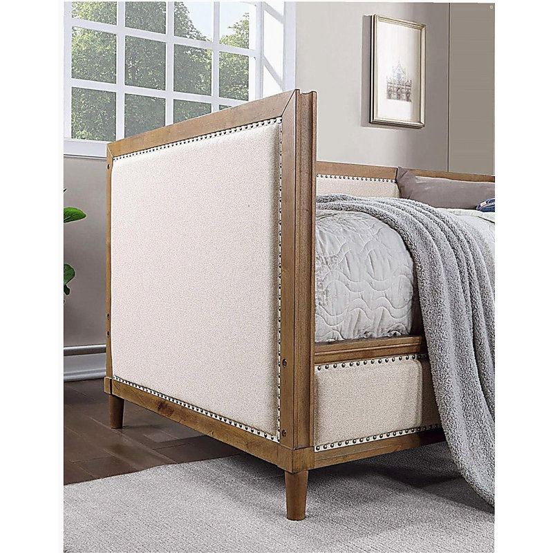 Lit de jour rembourré en tissu beige avec lit en chêne clair