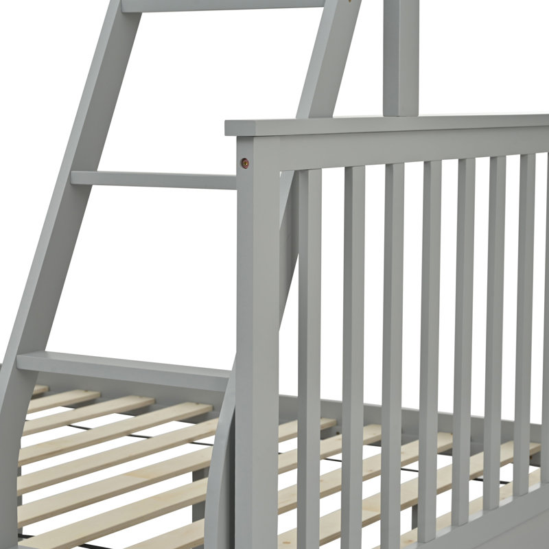 Lit simple superposé au-dessus d'un lit double, lit superposé en bois avec échelle et garde-corps gris