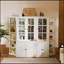 Armoire de présentation de 75,25 po de hauteur et deux tablettes triangulaires à côtés, combinaison murale rétro-moderne de 92,9 po de largeur avec portes en verre pour un rangement et une présentation élégants - blanc