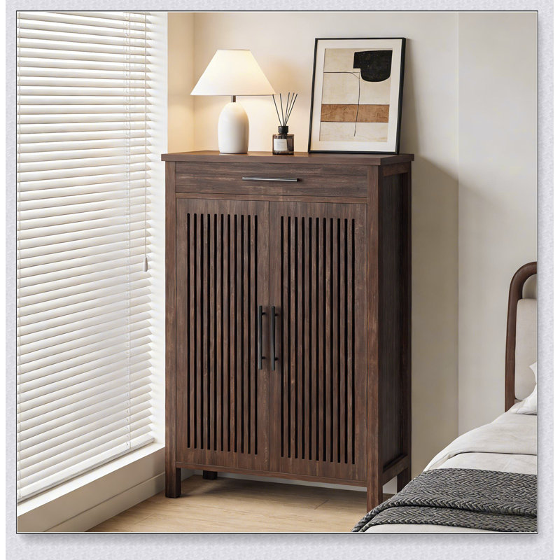 Armoire à chaussures autoportante de style rétro avec portes à persiennes et beaucoup de rangement, parfaite pour organiser et exposer vos chaussures.